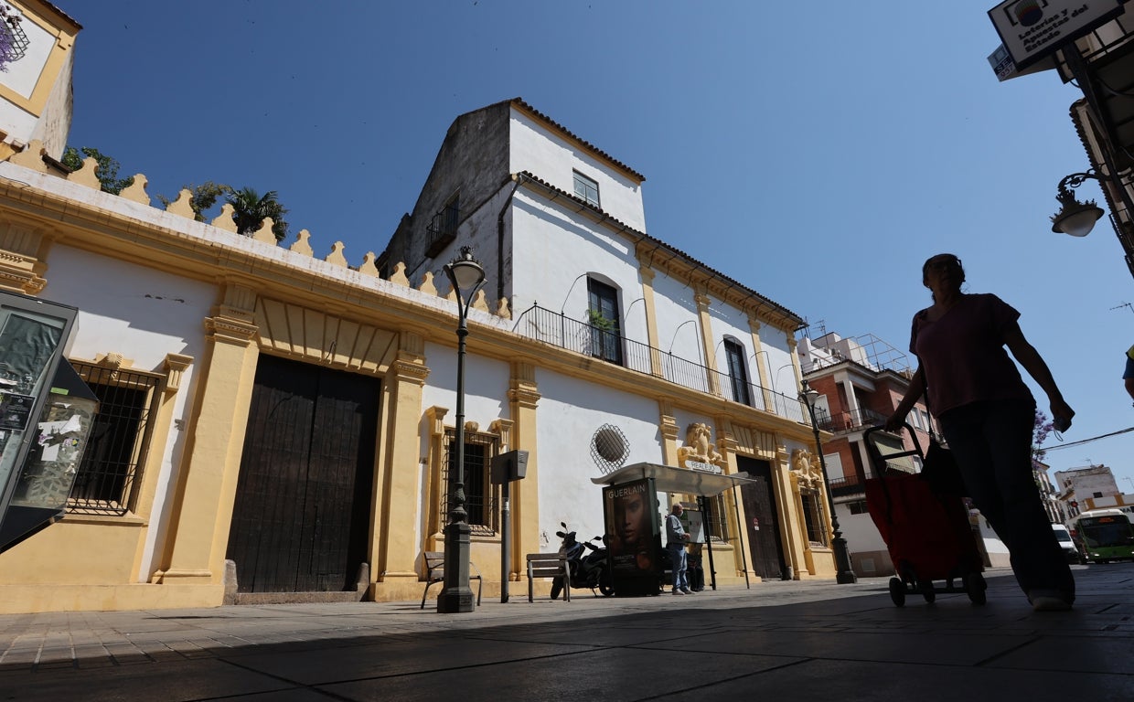 Vista de la Casa de los Guzmanes, con las dos puertas que dan al Realejo