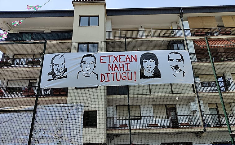 Una escuela vasca luce una pancarta a favor de etarras que asesinaron a siete personas