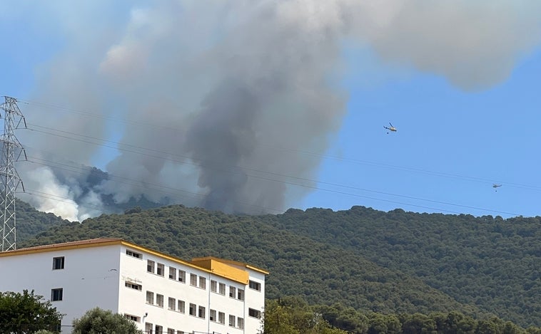 Los vecinos afectados por el incendio en Málaga: «Asusta porque ves venir el fuego a tu casa»