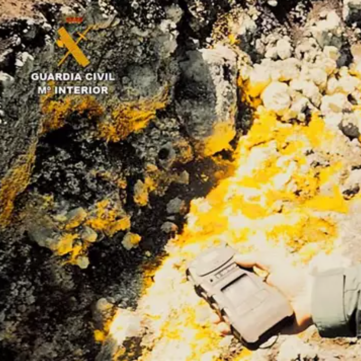 Puerto Naos y La Bombilla, acorralados por los gases del volcán de Cumbre Vieja