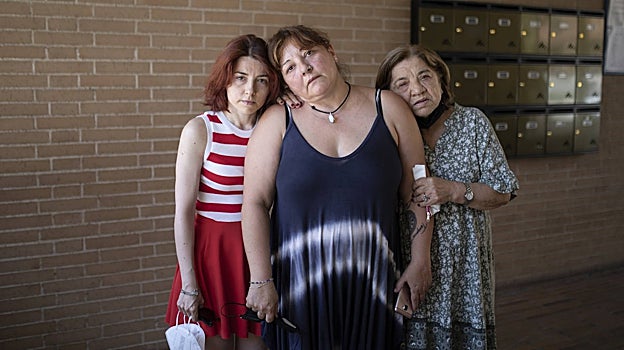 Nines Triano, entre su hermana y su madre