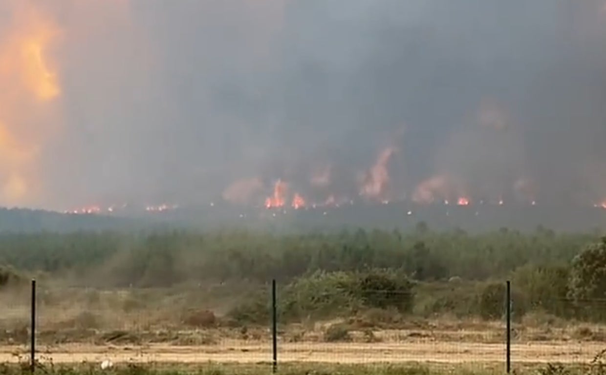 Las llamas de Monsagro desde la base de Maíllo