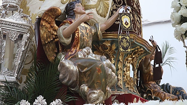 Uno de los ángeles del paso, recién restaurados