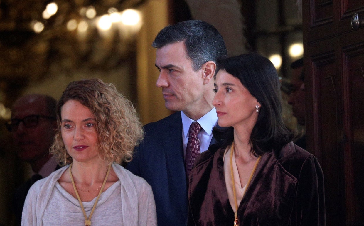 Pedro Sánchez, presidente del Gobierno, entre Meritxell Batet, presidenta del Congreso, y Pilar Llop, ministra de Justicia