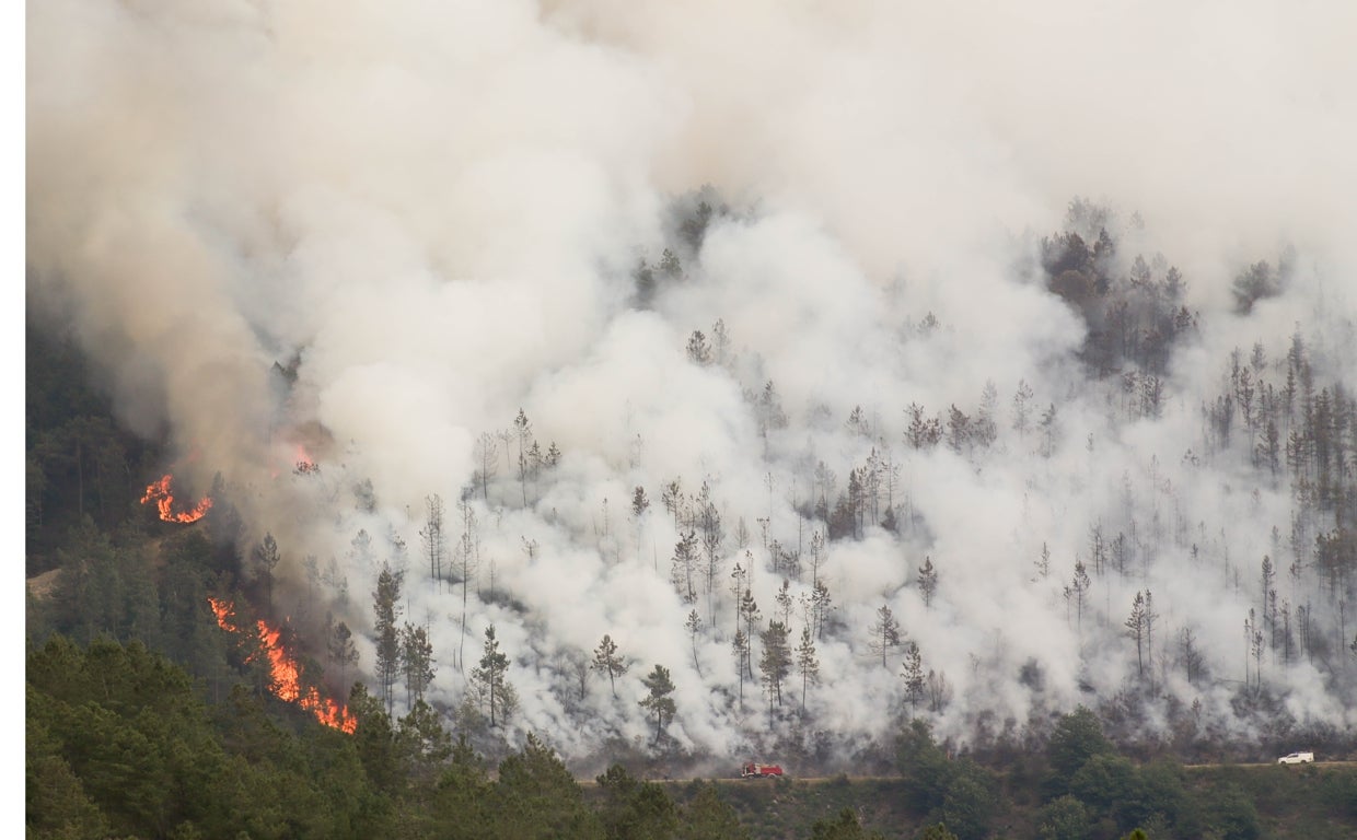Vista de uno de los fuegos que afecta a la montaña lucense