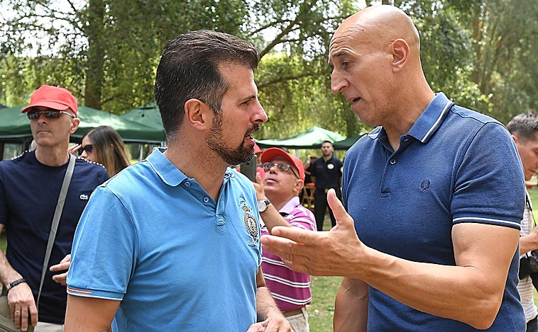 Tudanca 'echa más leña' política