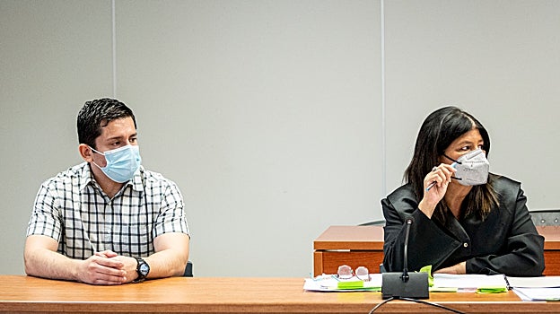 Imagen del acusado junto a su abogada en una de las sesiones del juicio en la Audiencia de Valencia