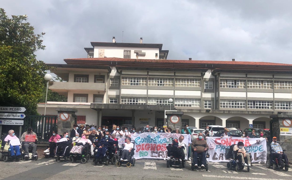 Protestas de trabajadores y usuarios en el CAMF de Ferrol