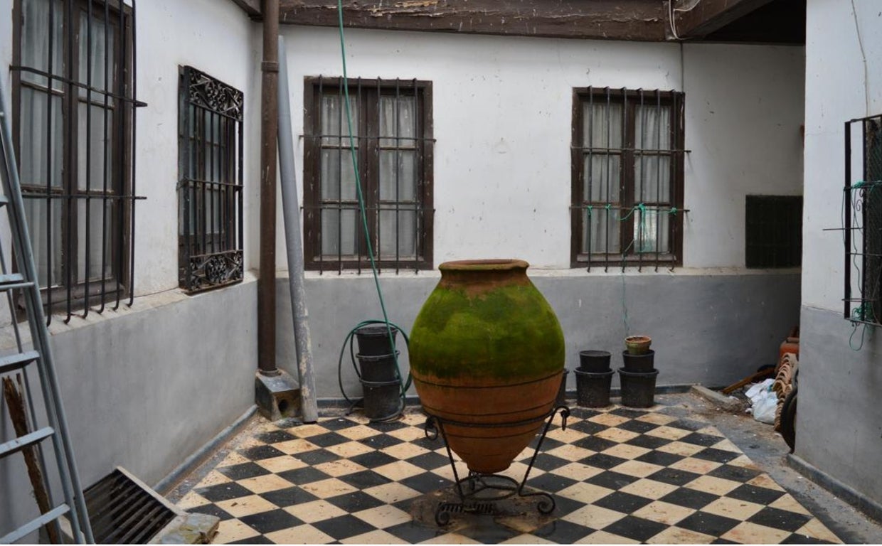 Casa patio con un artesonado policromado también de relevancia histórica