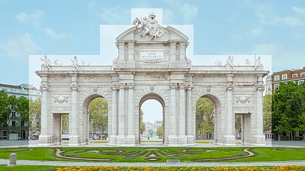 Imagen después - La Puerta de Alcalá, con los andamios por las obras y con la recreación de la lona