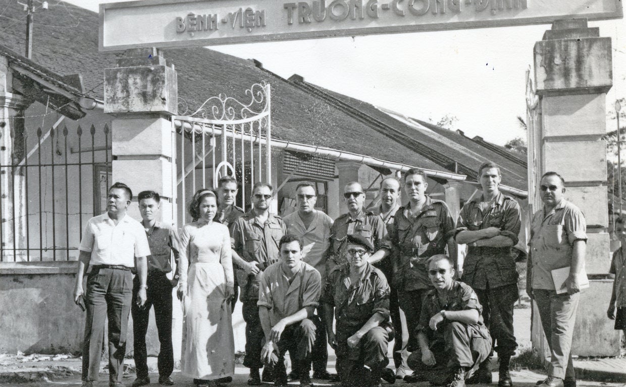 Grupo de militares sanitarios españoles en el hospital de Go Cong