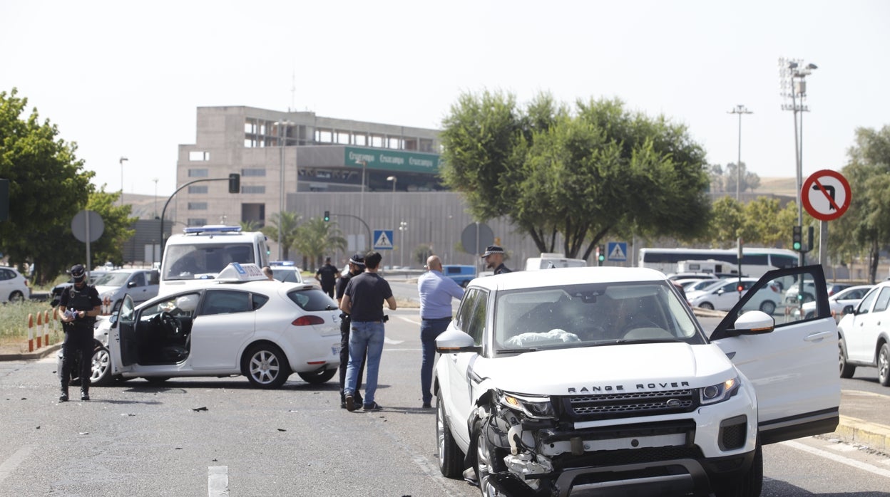 Accidente Córdoba | Un herido en un choque entre dos turismos, uno de ellos de autoescuela