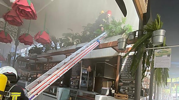 Los bomberos, durante la intervención en el Mercado Victoria