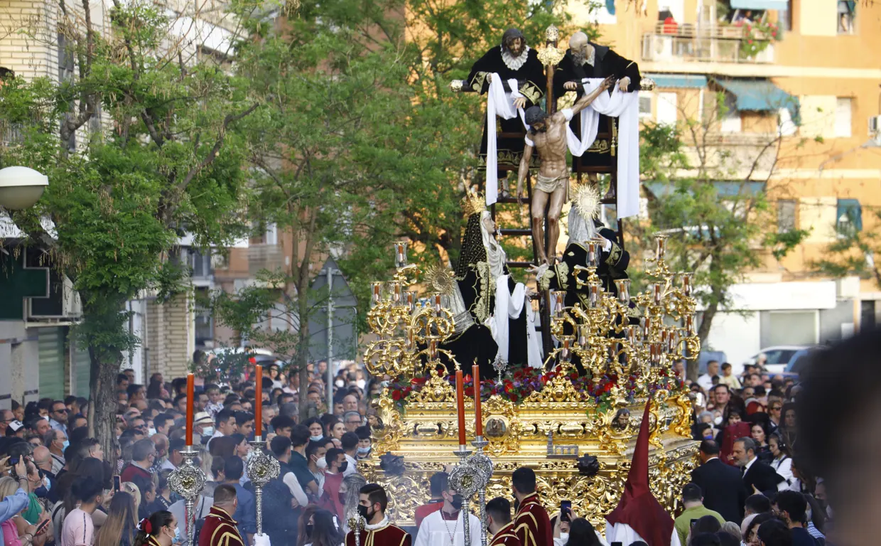 Paso del Descendimiento, durante su procesión del Viernes Santo
