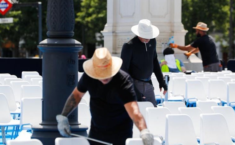 Dejar de barrer en las horas de mayor calor y otro uniforme, propuestas que debaten sindicatos y patronal de Madrid