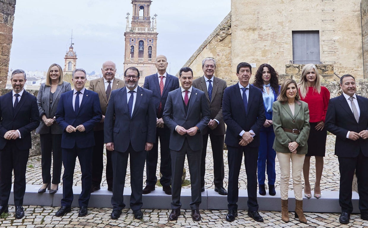 El presidente de la Junta, Juanma Moreno, preside la foto de familia durante el Consejo de Gobierno en Carmona el pasado mes de marzo