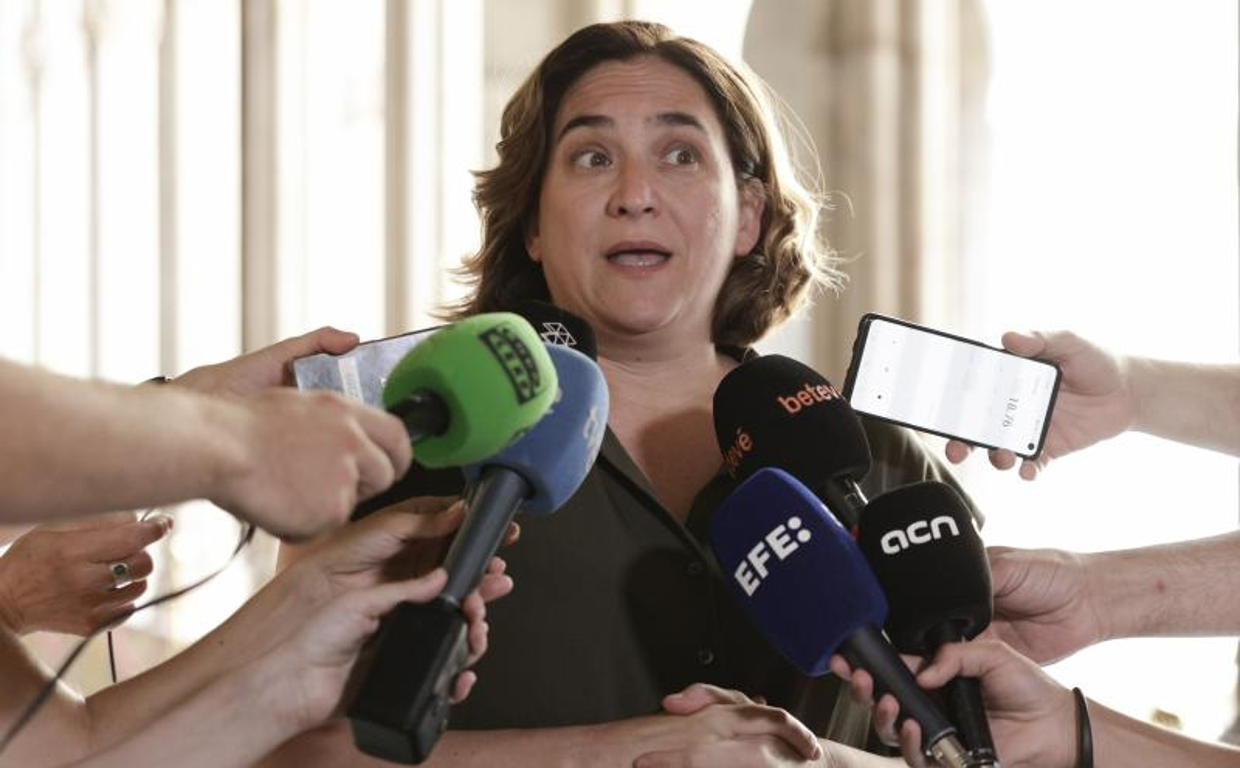 Ada Colau, alcaldesa de Barcelona, atendiendo a los medios a finales del mes de junio de este año