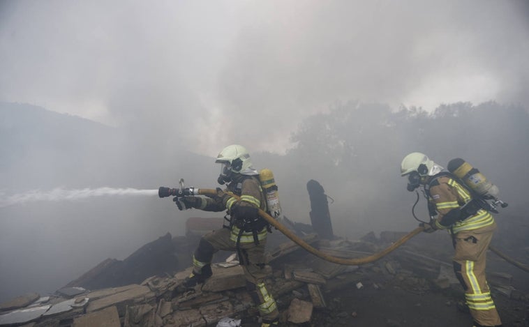 Un incendio en la localidad vizcaína de Lemona provoca el derrumbe de unas viviendas