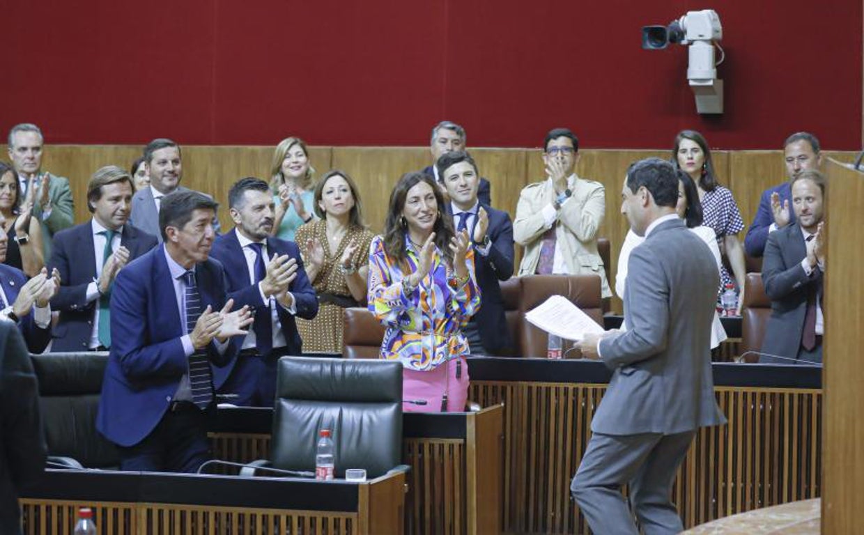 El candidato a la Presidencia de la Junta se dirije a su escaño entre los aplausos del grupo del PP y el Gobierno en funciones