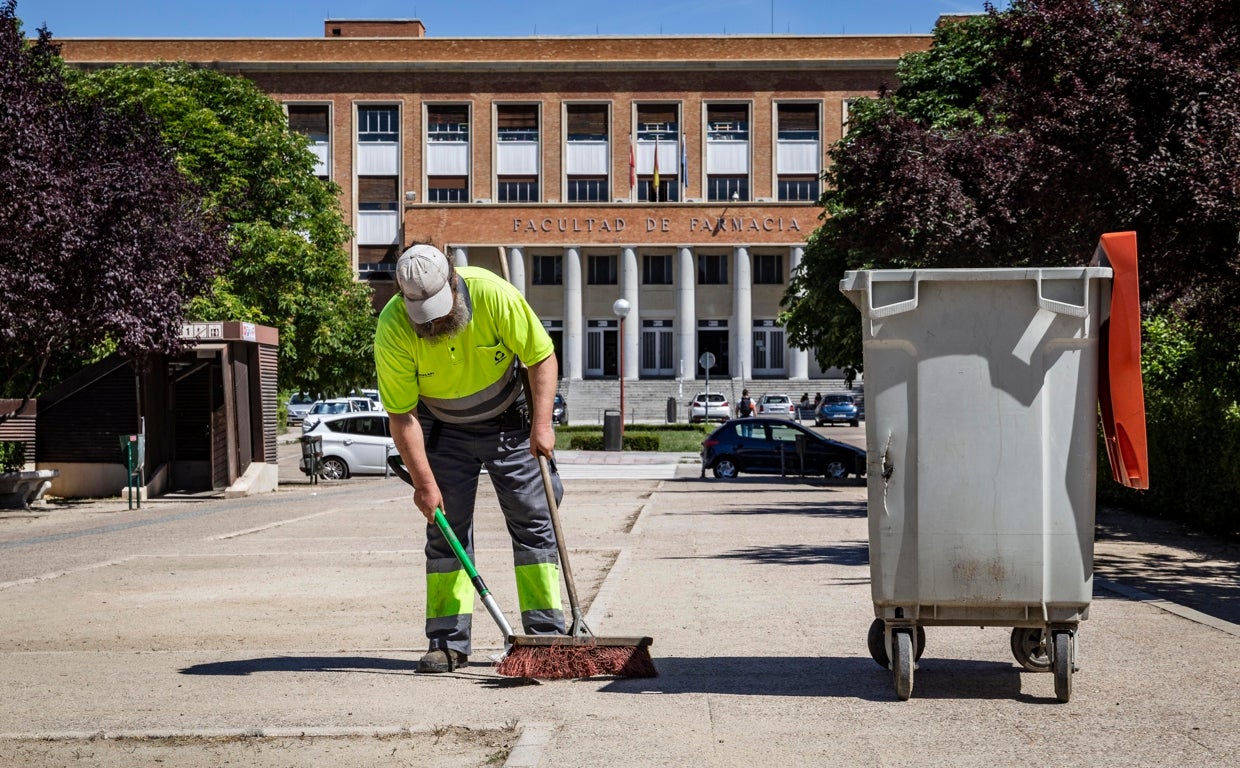 Un operario de limpieza barre la zona de Ciudad Universitaria, esta semana