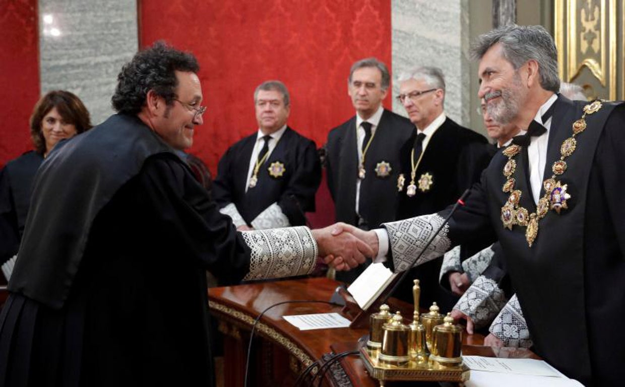 El candidato a fiscal general del Estado, Álvaro García Ortiz (izquierda), junto al presidente del Tribunal Supremo y del Consejo General del Poder Judicial (CGPJ), Carlos Lesmes (derecha)