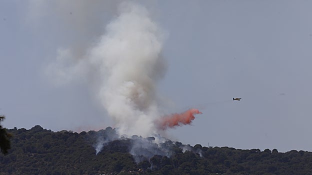 Una avioneta actúa sobre la zona del incendio en el Lagar de la Cruz