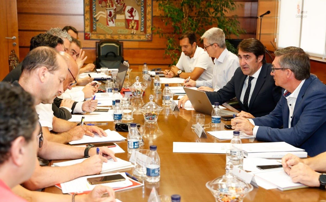 . El consejero de Medio Ambiente, Vivienda y Ordenación del Territorio, Juan Carlos Suárez-Quiñones, se reúne con los representantes de CCOO, UGT y CEOECyL de la Comisión en Materia Forestal del Consejo del Diálogo Social