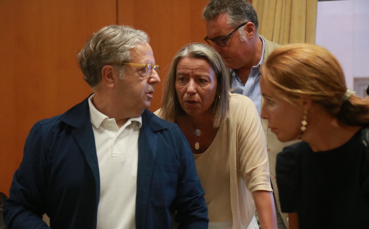 Salvador Fuentes conversa con Isabel Albás (Cs) en el Pleno delante de la edil Marian Aguilar