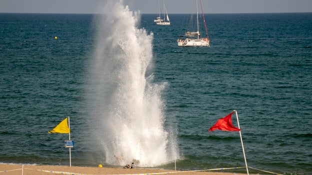 Una de las microvoladuras que los artificieros de la Armada han realizado en la Barceloneta este jueves