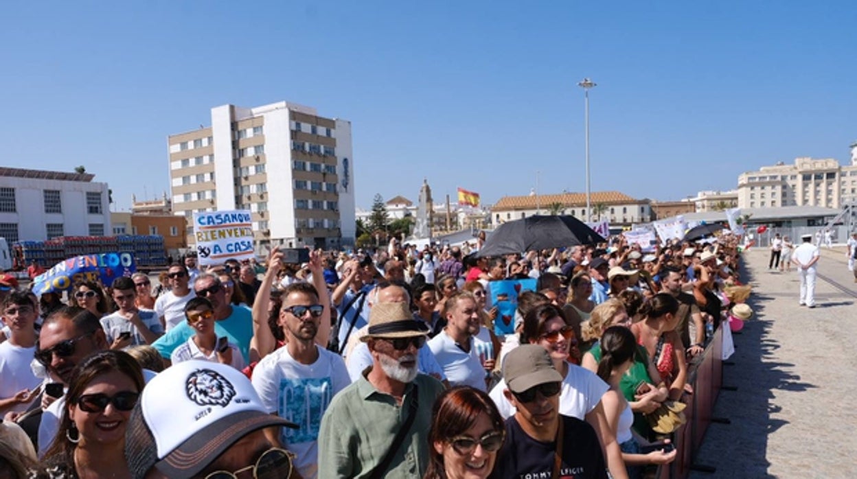 Música a dos bandas, desmayos y pasión desmedida en el regreso de Elcano a Cádiz