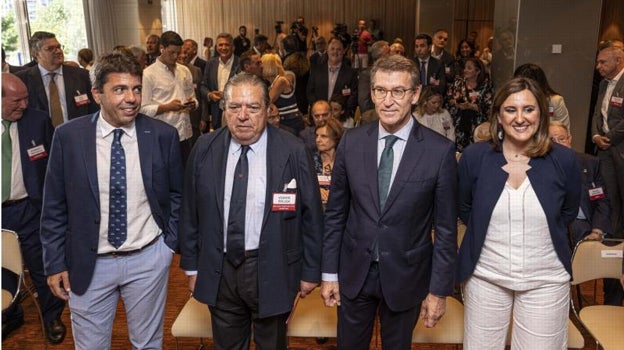 El líder del PP, flanqueado por Mª José Catalá, Vicente Boluda y Carlos Mazón