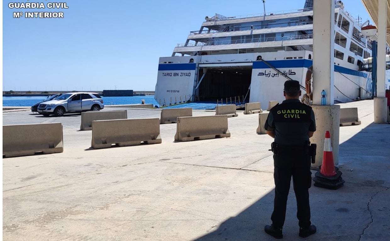 Un guardia civil observa el ferry que une Alicante y Argelia en el puerto de salida