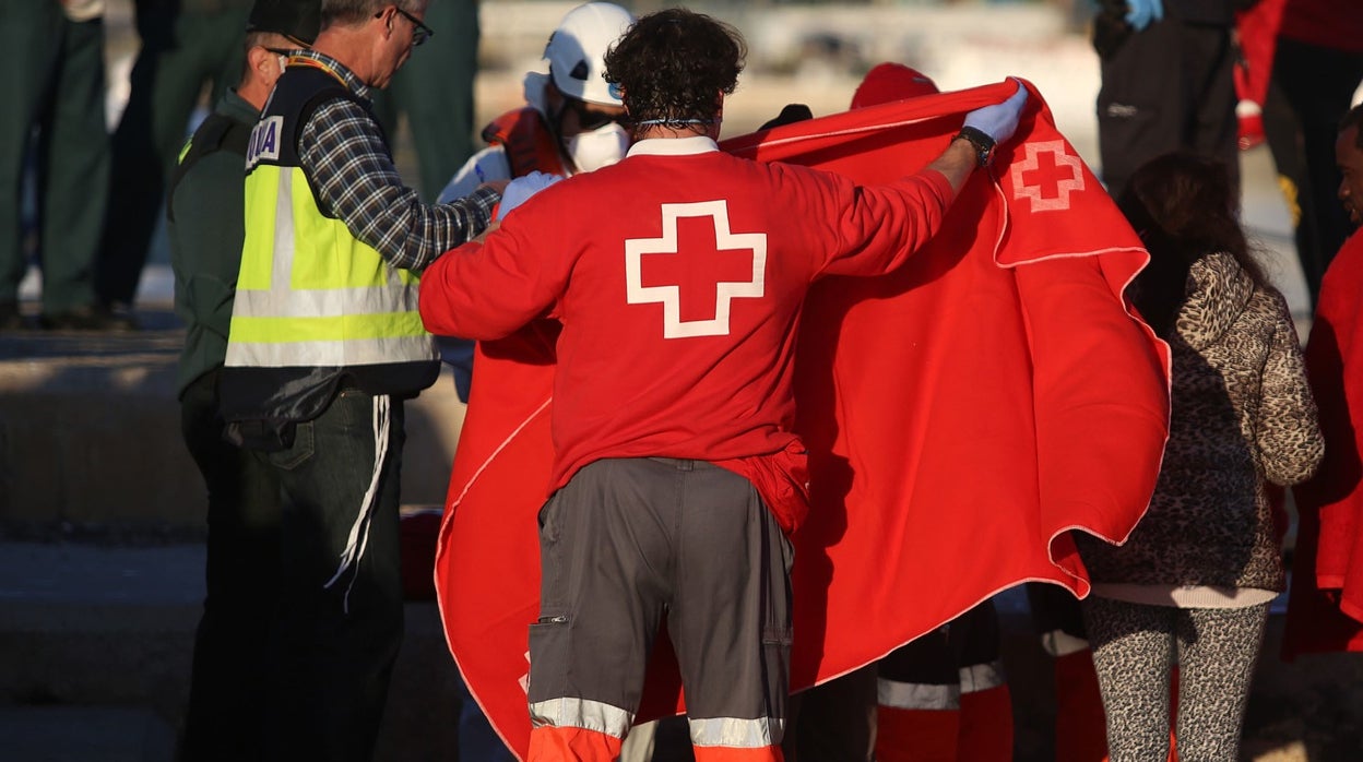 Cruz Roja atiende en Almería a 148 personas rescatadas de varias pateras