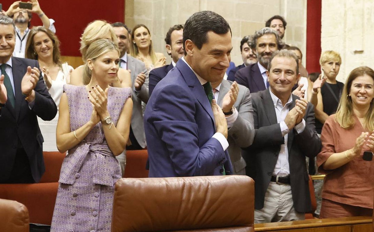 Juanma Moreno recibe el aplauso de su grupo