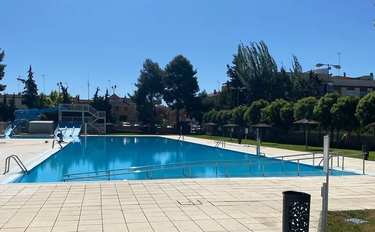 El Ayuntamiento de Requena cierra la piscina pública por restos de heces en el agua