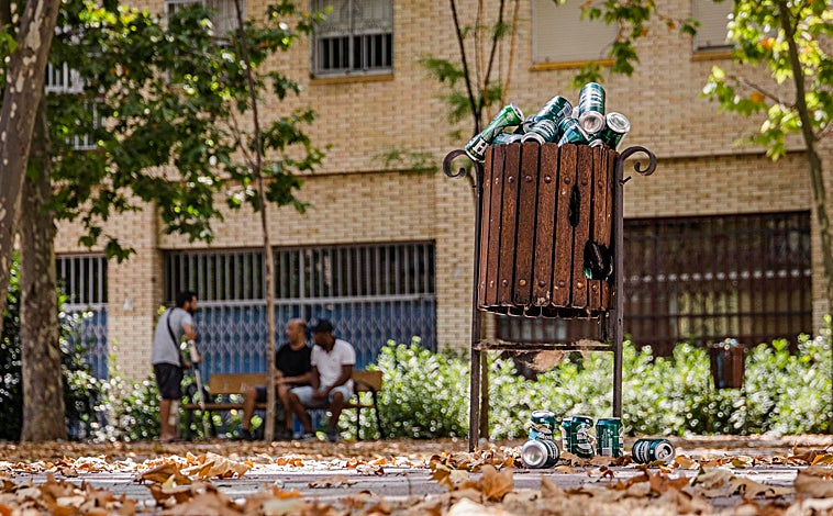 Imagen principal - Restos de botellón (arriba) esta semana, en una de las plazas donde se reúnen los vecinos. Una papelera destrozada y, abajo a la izquierda, una docena de jóvenes en pleno botellón, de madrugada