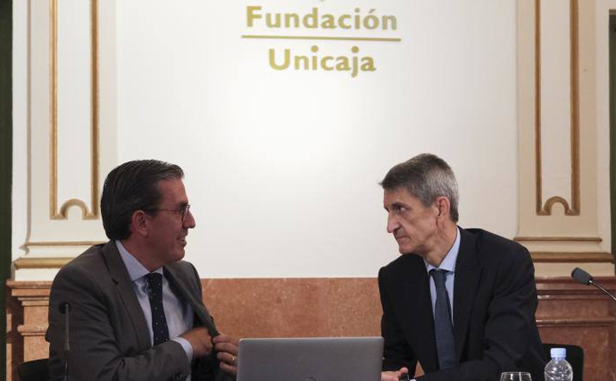 Sergio Corral, director general de la Fundación Unicaja, junto al nuevo presidente, José Manuel Domínguez