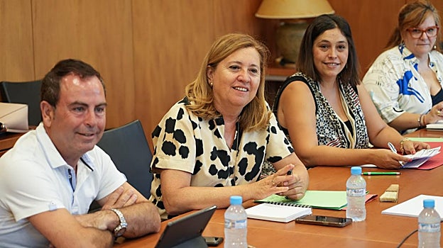 La consejera de Educación y Cultura junto a su equipo