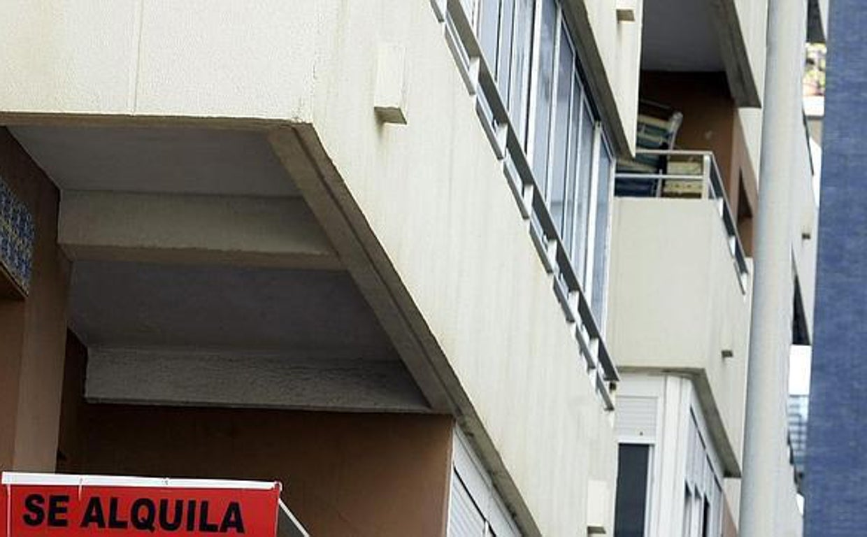 Una hija y su padre, con varios antecedentes, son detenidos por estafar 1.150 euros con el falso alquiler de un piso