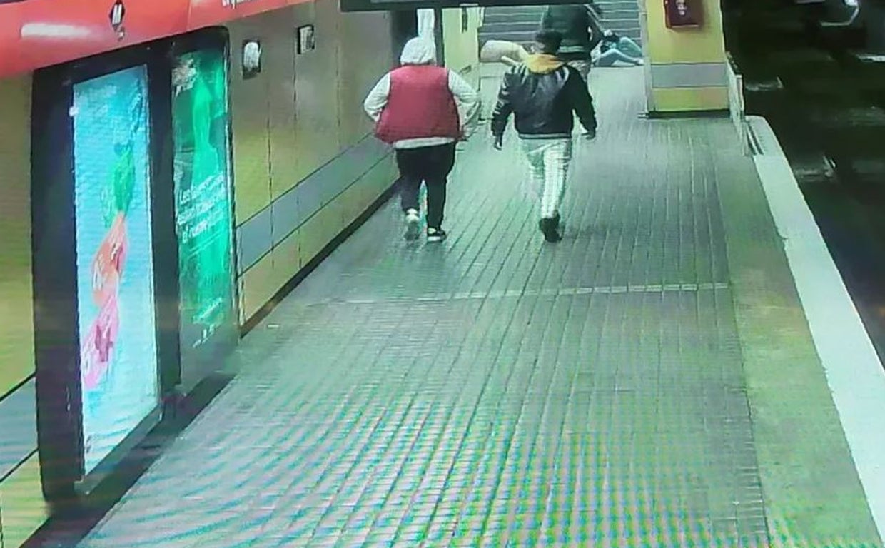 Cámaras de seguridad del metro de Barcelona captan la agresión homófoba a la víctima