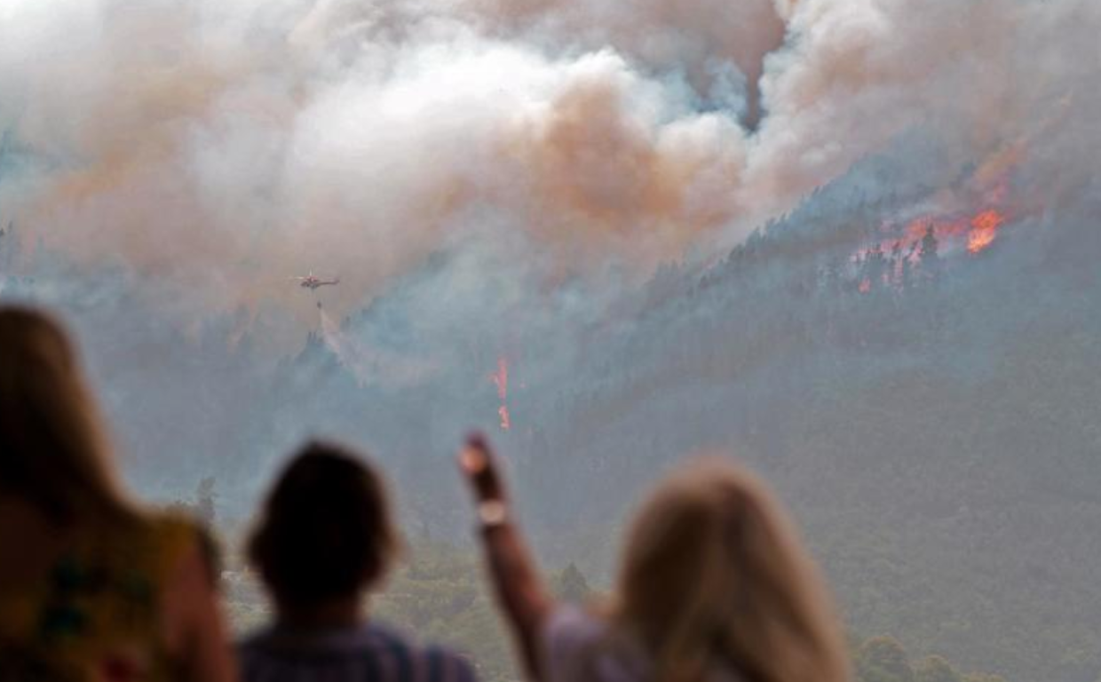 Vecinos observan el avance de las llamas