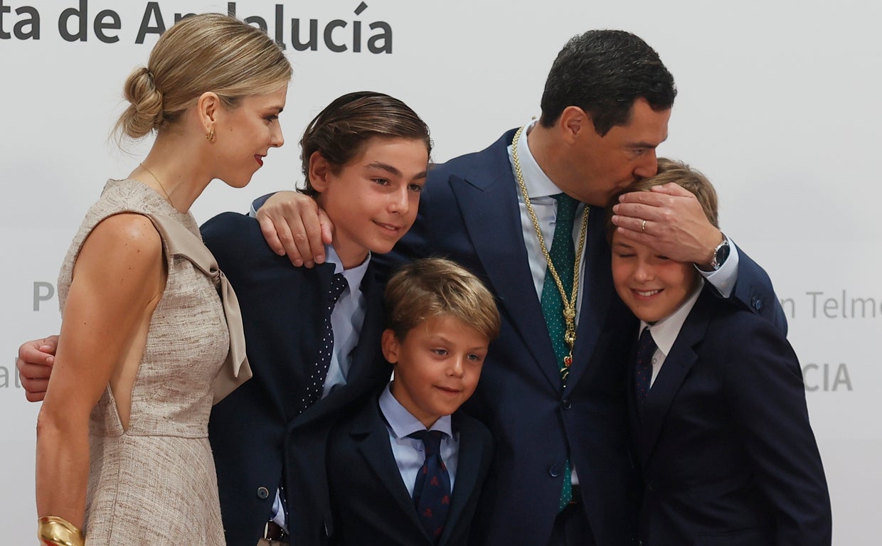 Juanma Moreno con su mujer, Manuela Villena, y sus tres hijos