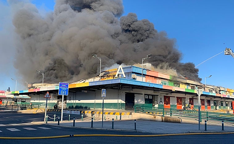 Controlado el incendio de la nave de frutas de Mercamadrid