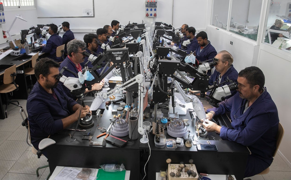 Trabajadores de una del as firmas instaladas en el Parque Joyero de Córdoba