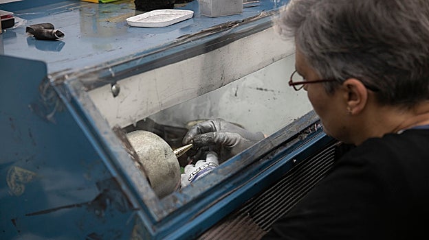 Un trabajador de una firma joyera labra una pieza