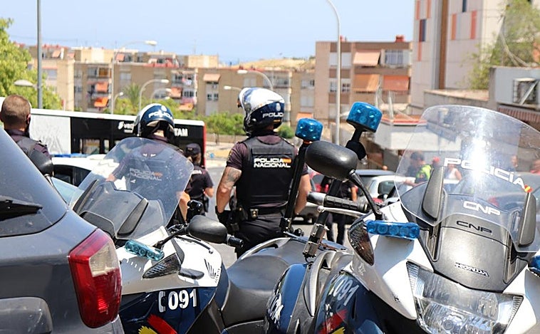 Buscan a un hombre que apuñaló a dos jóvenes y les robó los móviles en la calle en Alicante