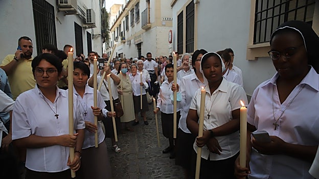 Las religiosas, con sus cirios, en el cortejo