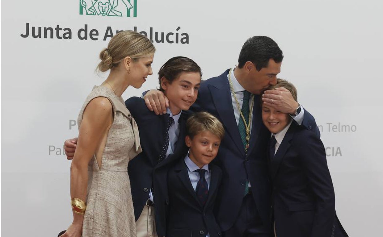 Juanma Moreno, abrazado a su familia en el acto de toma de posesión