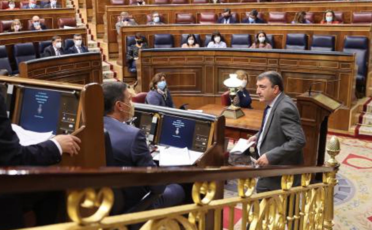 El diputado del PNV, Aitor Esteban, intercambia unas palabras con el presidente del Gobierno, Pedro Sánchez, en el Congreso de los Diputados