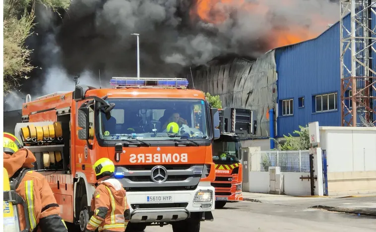 Varios bomberos sufren un golpe de calor en un incendio que ha obligado a evacuar una piscina en Valencia